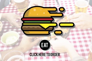 Pizza dilimleri alan insanlar