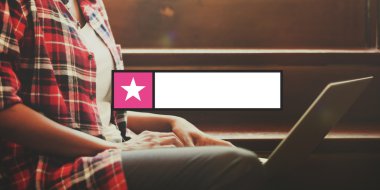 Dizüstü bilgisayarda yazan kadın