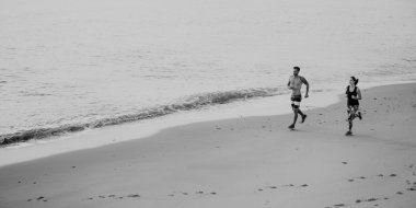 Sahilde egzersiz yaparak Çift