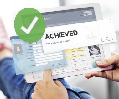 Tablet kullanan kadın 