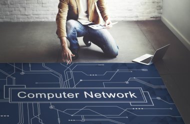 bilgisayar ağı ile çalışan iş adamı