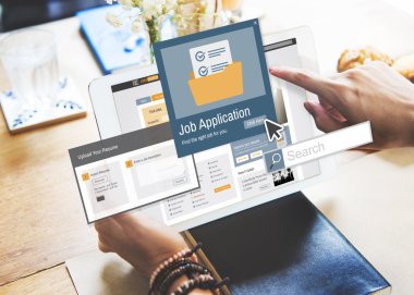 Tablet bilgisayar kullanan kadın