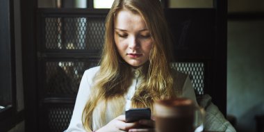 Akıllı telefon kullanan kadın