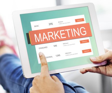 Dijital tablet tutan kadın