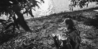 Yalnız seyahat backpacker kız