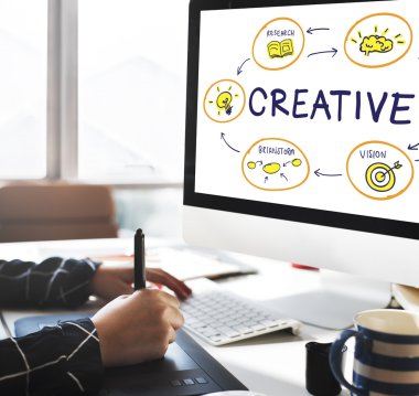 bilgisayar Office ile çalışan kişi