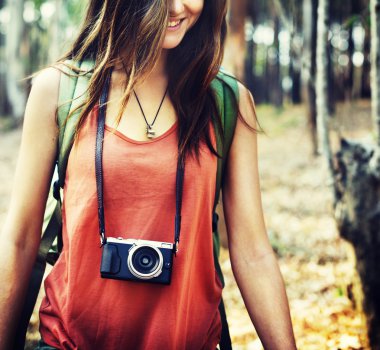 Kız seyahat ile fotoğraf makinesi