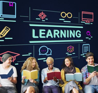 bir grup insan kitap okuma 