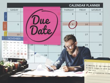 Yakışıklı adam belgeleriyle çalışma