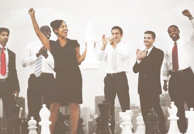 iş adamları ile satranç kutluyor