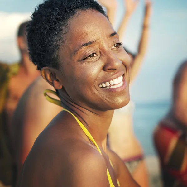 Afrikaanse vrouw aan het strand partij — Stockfoto