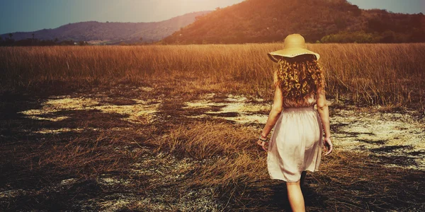 Mulher em chapéu de verão ao ar livre — Fotografia de Stock