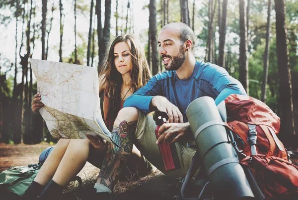 Přátelé s turistickou mapu — Stock fotografie