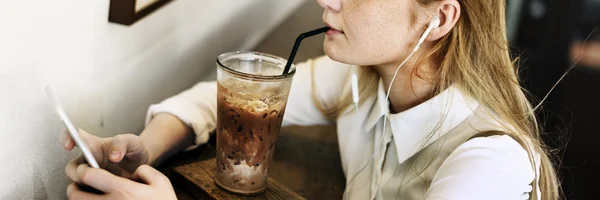 Beber bebida chica en la cafetería —  Fotos de Stock