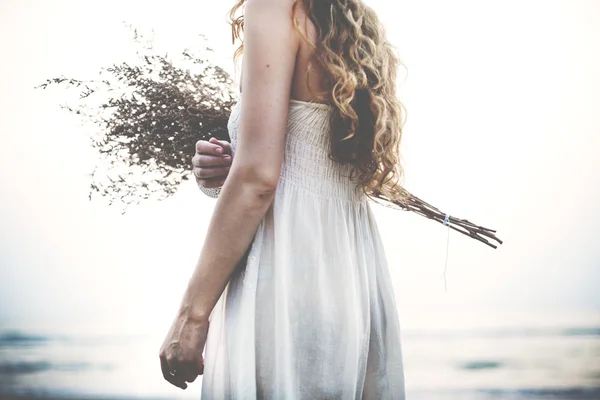 Feminino ao ar livre com bouqet — Fotografia de Stock