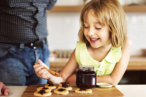Девочка и дедушка пекут печенье — стоковое фото