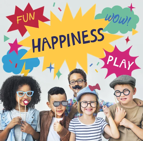 Oprechte blije kinderen samenspelen — Stockfoto