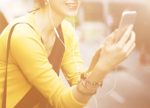 Mulher ouvindo música — Fotografia de Stock