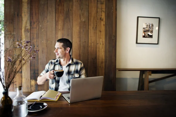Homme buvant du café avec ordinateur — Photo