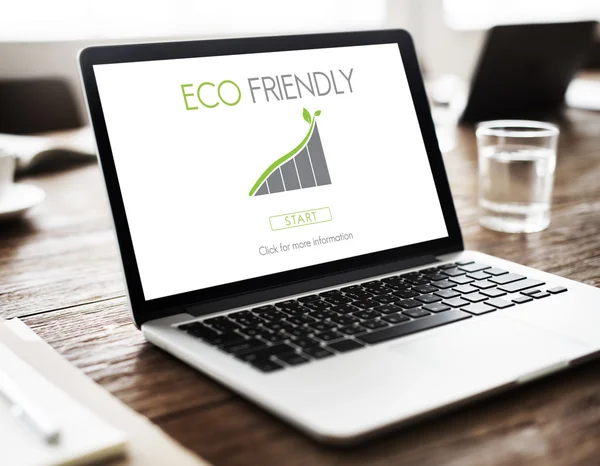 Eco friendly text på skärmen i datorn — Stockfoto