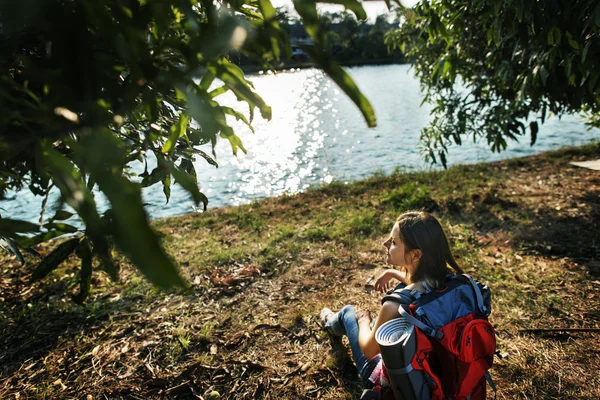 Backpacker girl traveling alone — Stock Photo, Image