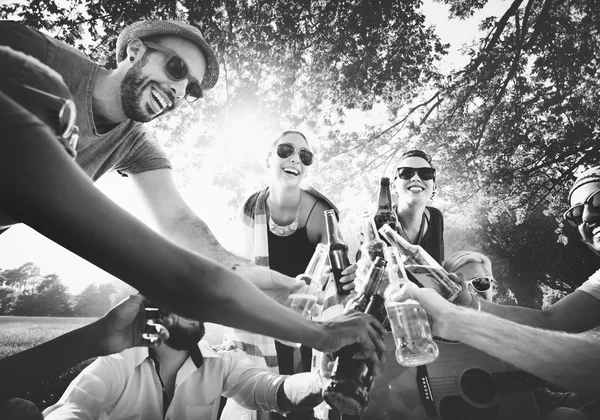 Freunde trinken Bier im Freien — Stockfoto