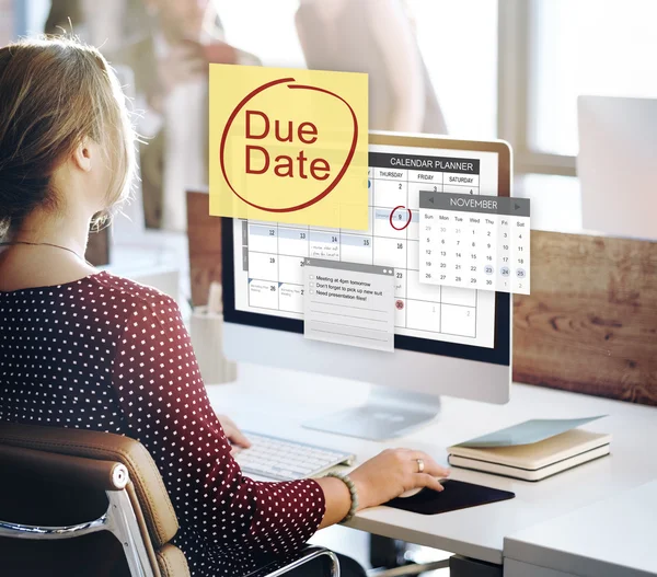 Empresária que trabalha no computador com data de vencimento — Fotografia de Stock