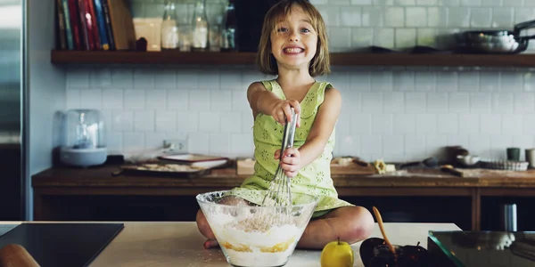 Meisje kneden van deeg voor cookies — Stockfoto