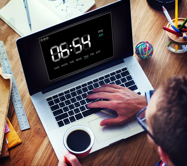 Homem digitando no teclado do laptop — Fotografia de Stock