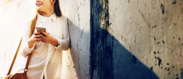 Vrouw met smartphone — Stockfoto