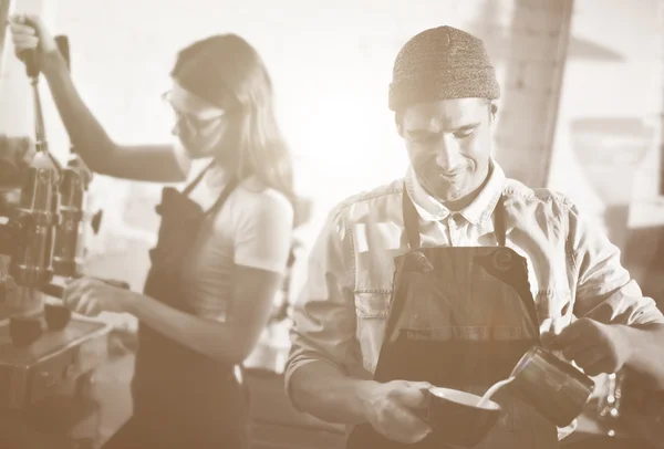 Baristas elaborando café en la cafetería —  Fotos de Stock