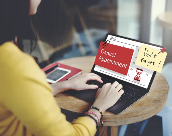 Vrouw werkt met laptop — Stockfoto