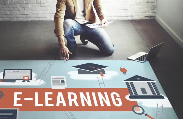 Επιχειρηματίας που εργάζεται με e-learning — Φωτογραφία Αρχείου