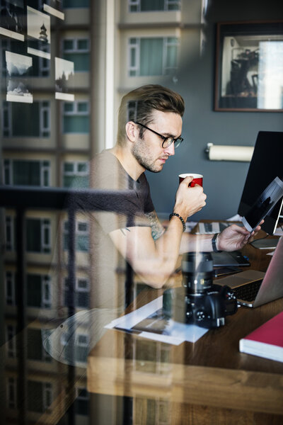Фотограф, работающий с фотографией
