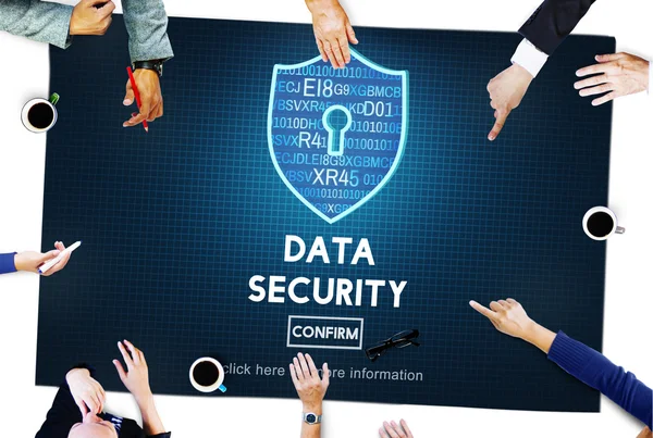 Geschäftsleute verweisen auf Datensicherheit — Stockfoto