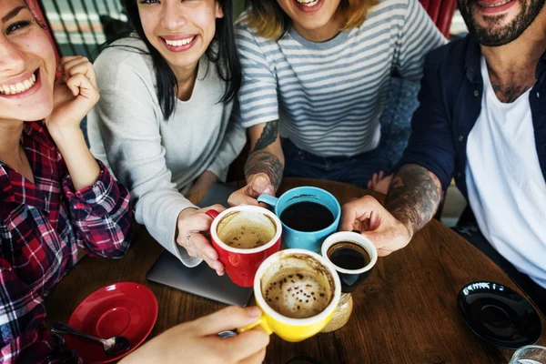 Друзья пьют кофе в баре — стоковое фото