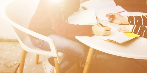Chicas estudiantes escribiendo notas en la cafetería —  Fotos de Stock