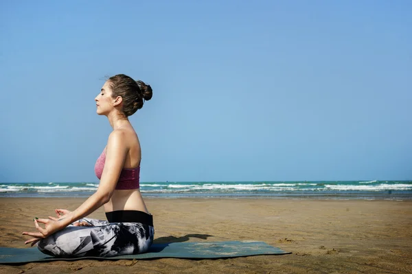 Kvinna som gör yogaövningar — Stockfoto