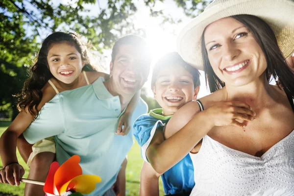 Lycklig familj utomhus — Stockfoto