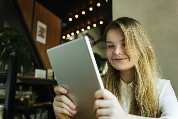 Mujer joven usando tableta — Foto de Stock