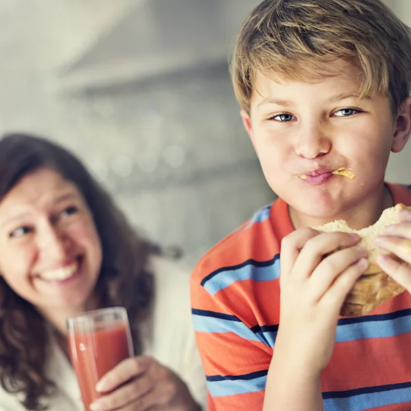 Familjen umgås — Stockfoto