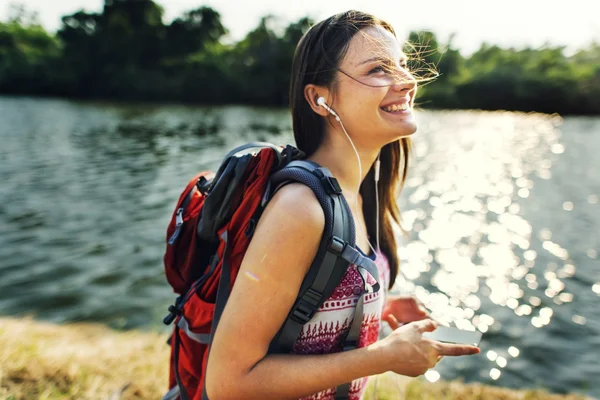 Mädchen hört Musik im Freien — Stockfoto