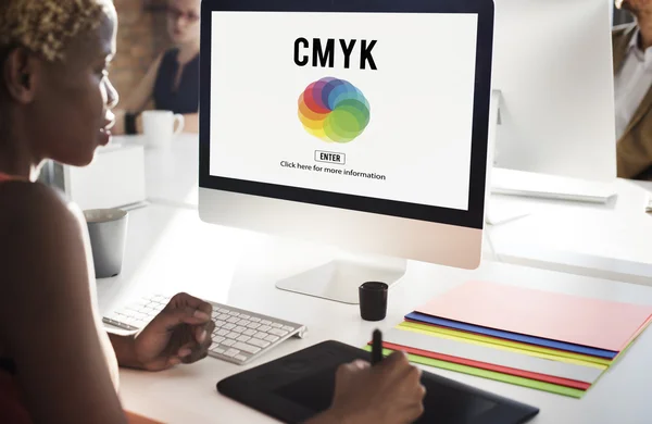 Empresária trabalhando no computador com cmyk — Fotografia de Stock