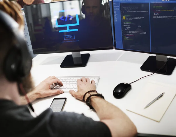 Бизнесмен работает на компьютере с кодом — стоковое фото