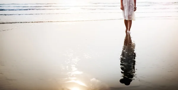 Donna che rimane sulla spiaggia — Foto Stock