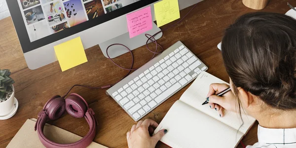 Meisje werken met computer — Stockfoto