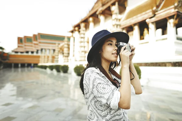 Młoda dziewczyna Azji z aparatu — Zdjęcie stockowe