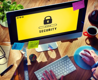 Bilgisayar kullanan adam