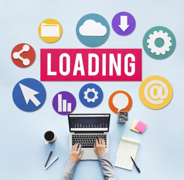 Dizüstü bilgisayarla çalışan adam