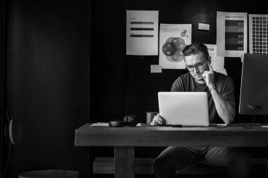 bilgisayarda çalışan adam